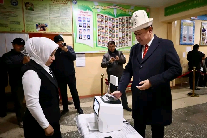 Ош облусунун башчысы Эльчибек Жантаев добуш берди