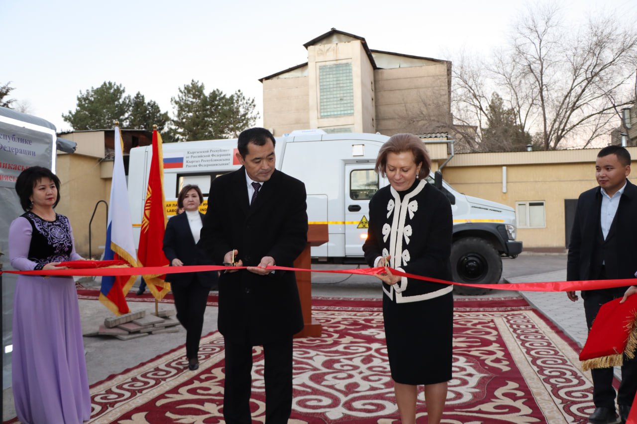Россия Кыргызстанга эки көчмө лаборатория тапшырды