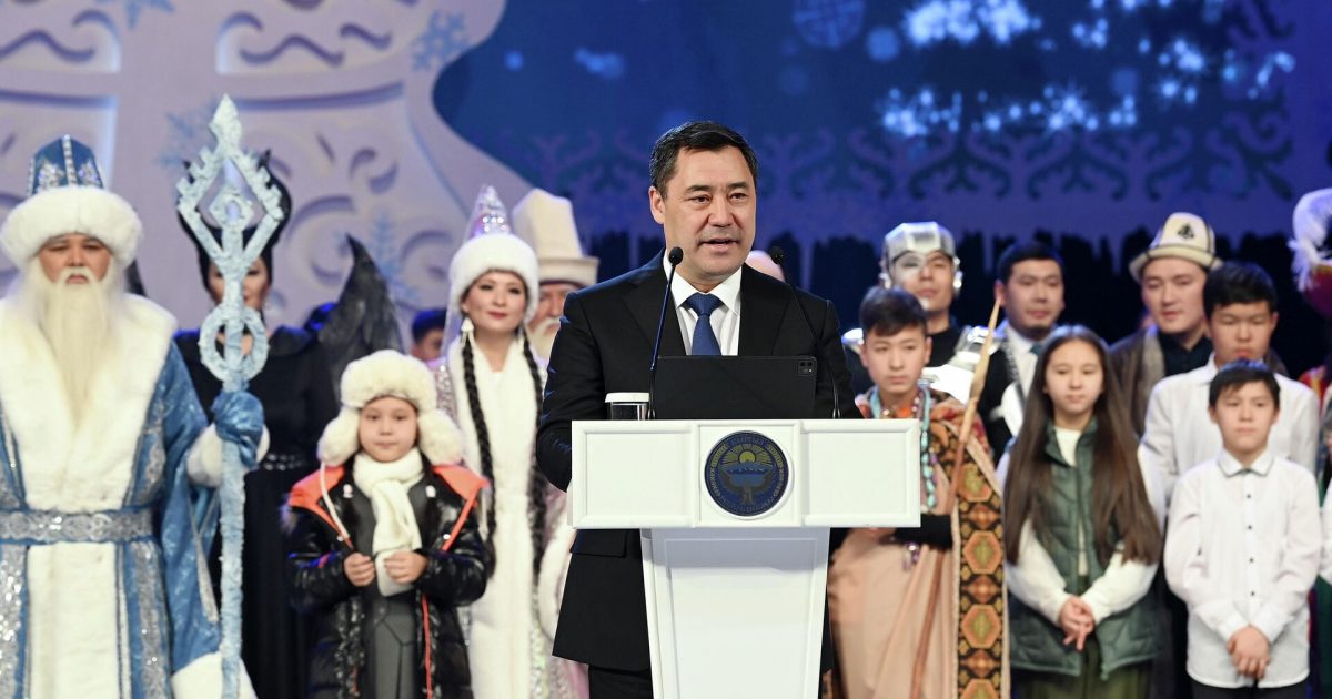 Калың карды жиреп мектепке бара жаткан окуучуну Садыр Жапаров Жаңы жылдык балатыга чакырды