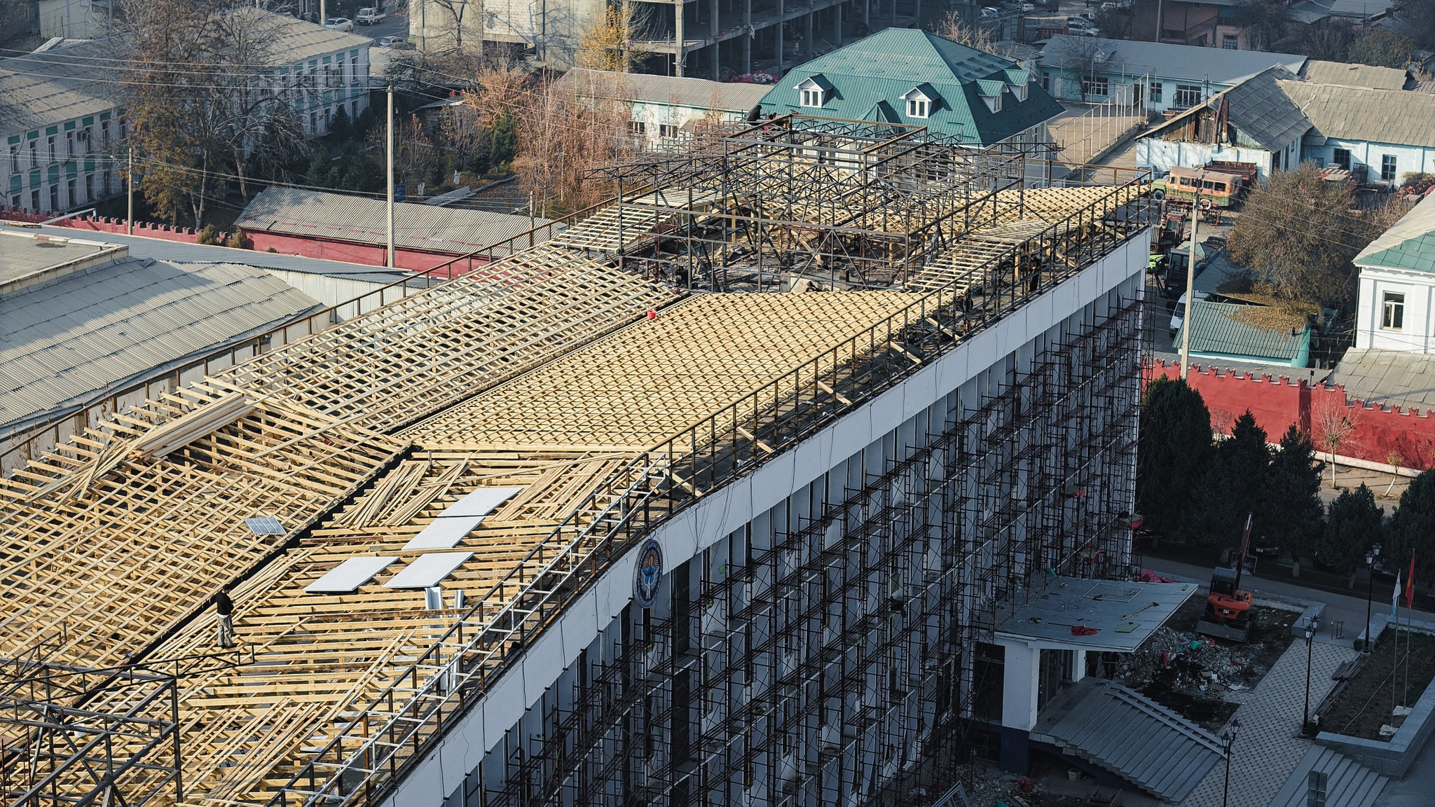 Ош шаарынын мэриясынын имаратынын чатырына күн панелдери орнотулат