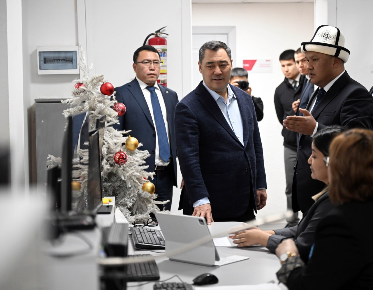 Садыр Жапаров капиталдык оңдоодон кийинки Улуттук телерадиоберүү корпорациясынын имаратына барды